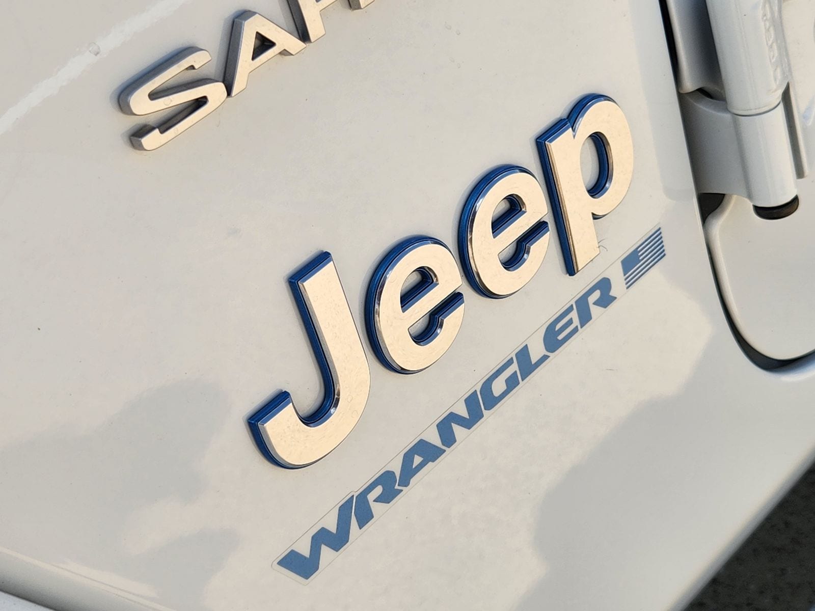 Used 2024 Bright White Clearcoat Jeep Sahara image 19