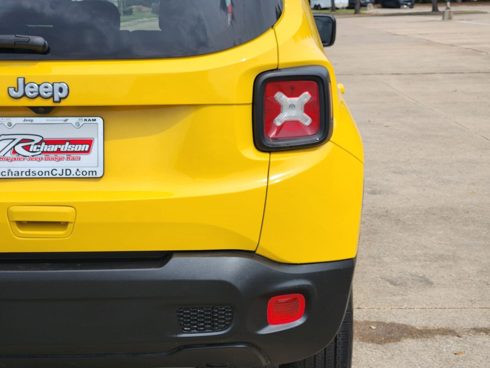 Used 2023 Solar Yellow Jeep Latitude image 9