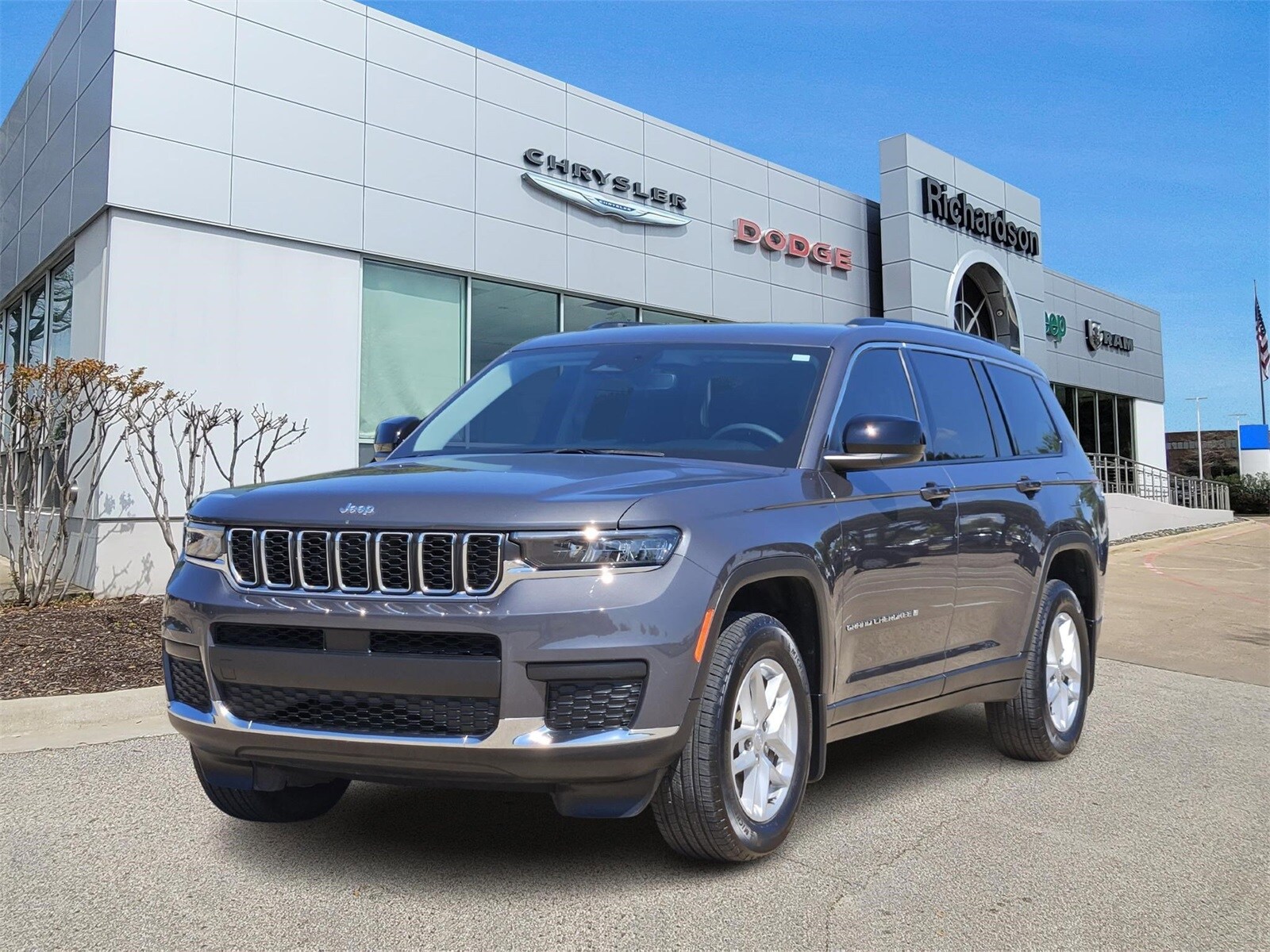2024 Jeep Cherokee Laredo photo 2