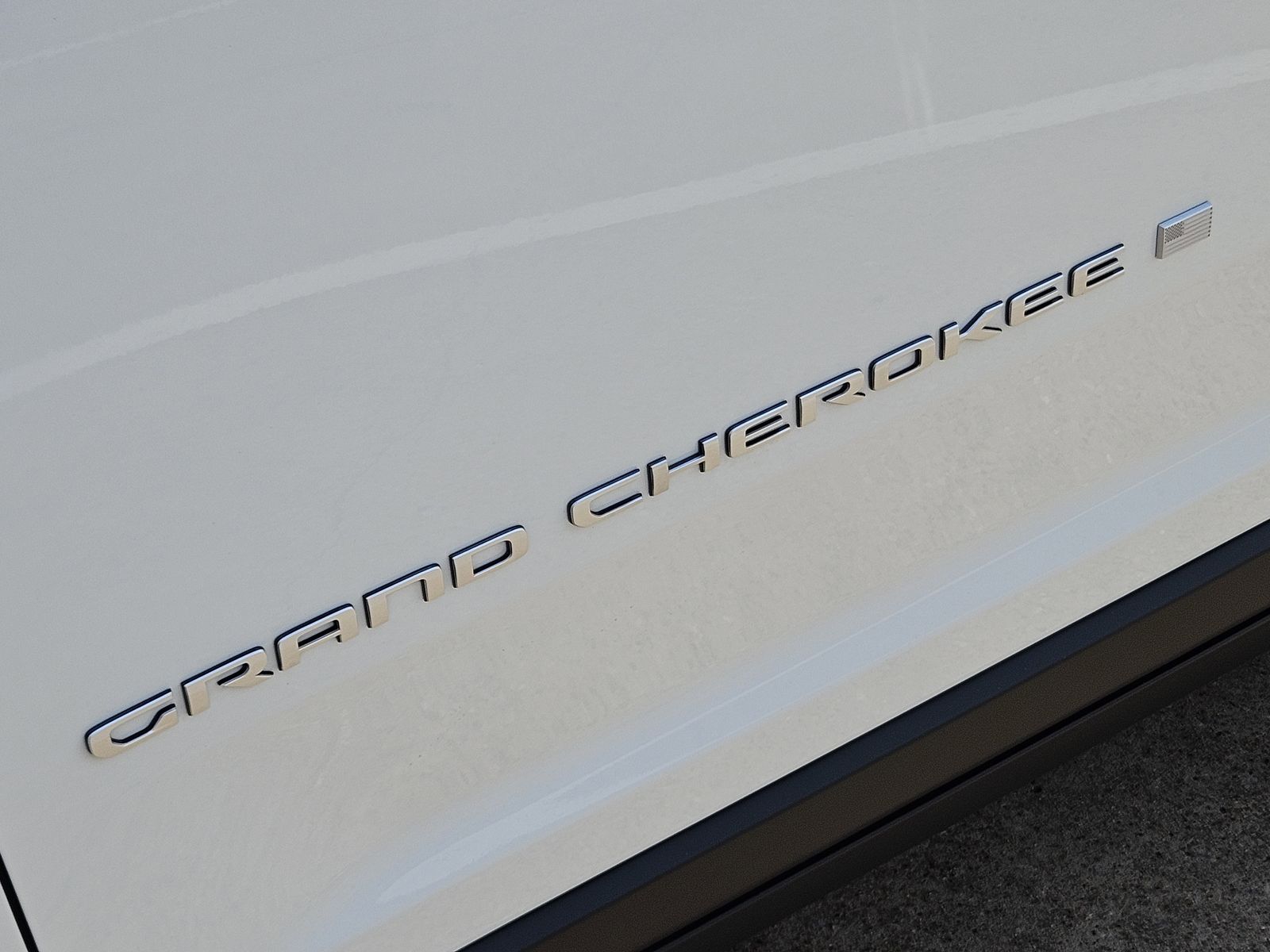 New 2025 Bright White Jeep L LIMITED 4X4 image 11