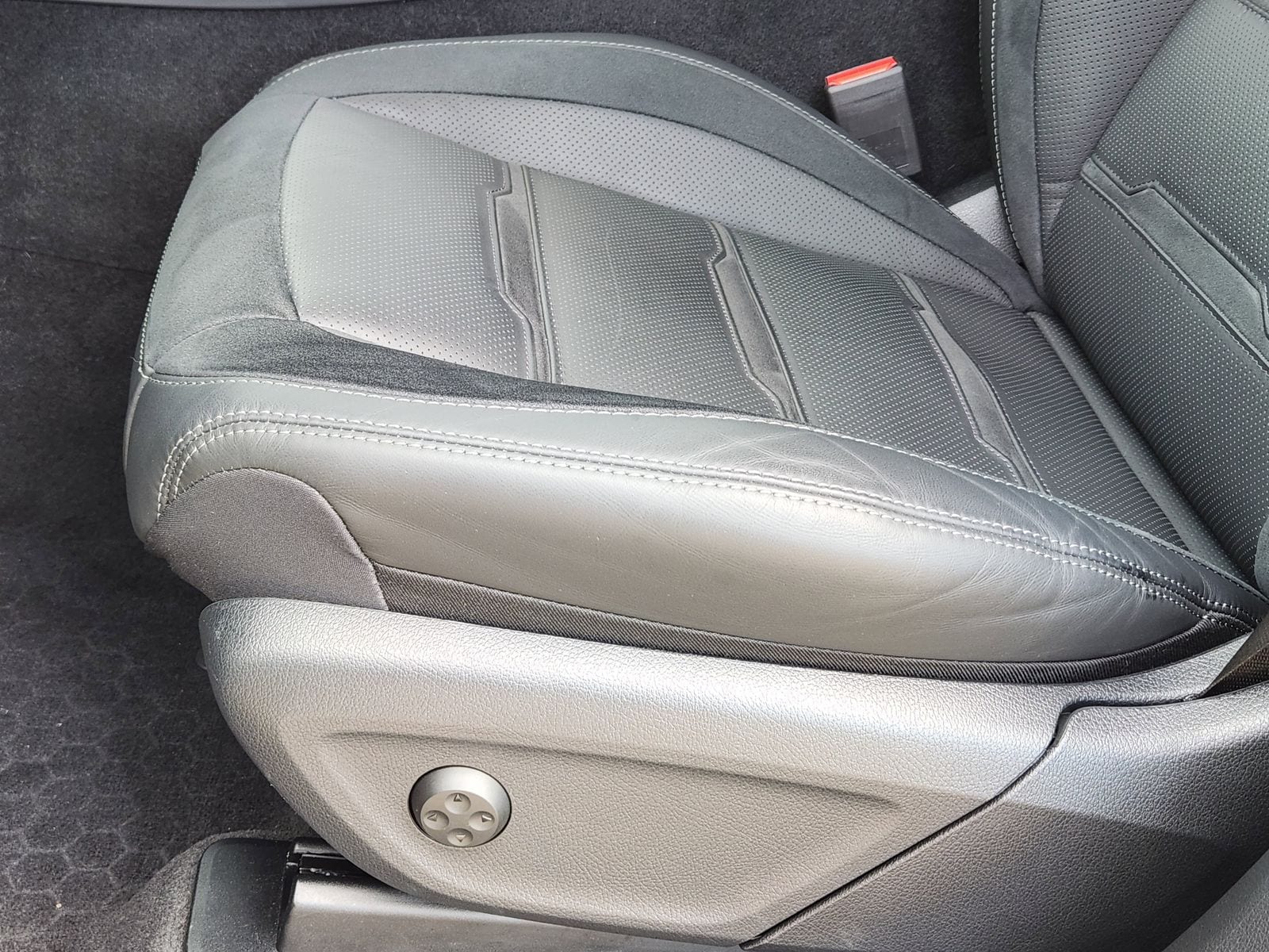 Used 2024 Black Mercedes-Benz 4MATIC® image 34