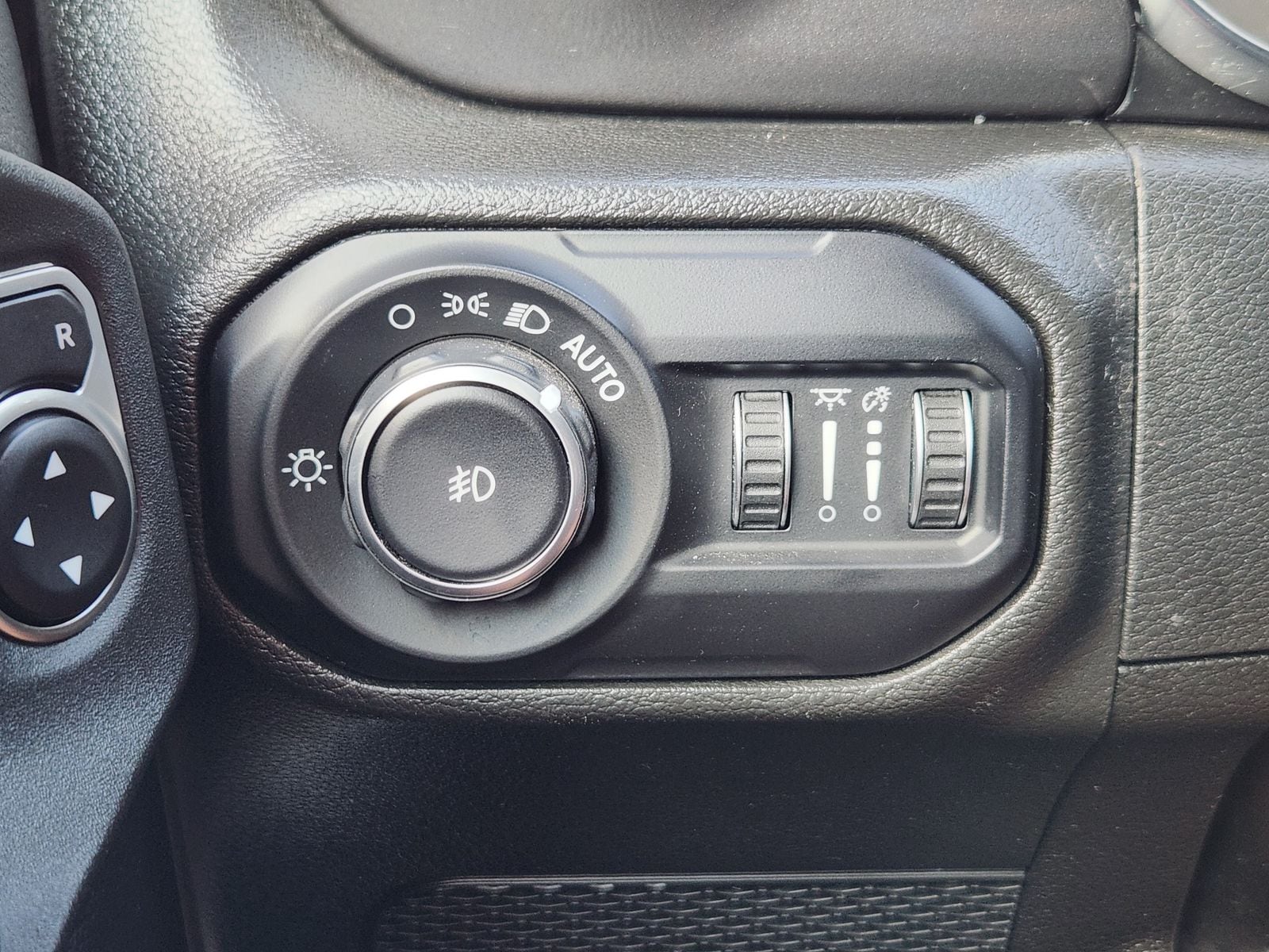 Used 2022 Bright White Jeep Unlimited Sahara image 29