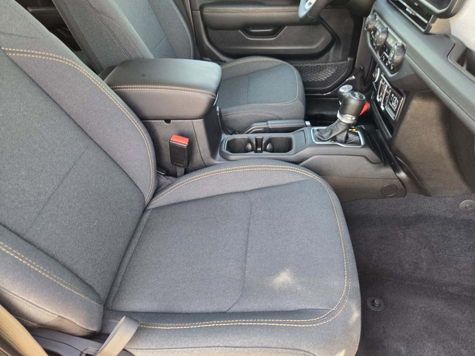 Used 2025 Granite Crystal Jeep Sahara image 17