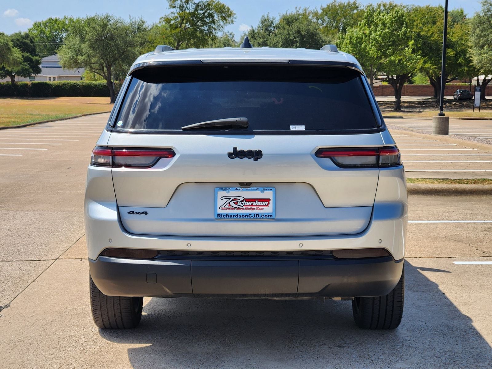 Used 2024 Silver Zynith Jeep Laredo image 5