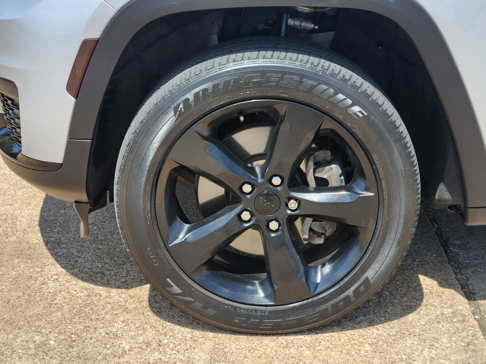 Used 2024 Silver Zynith Jeep Laredo image 14