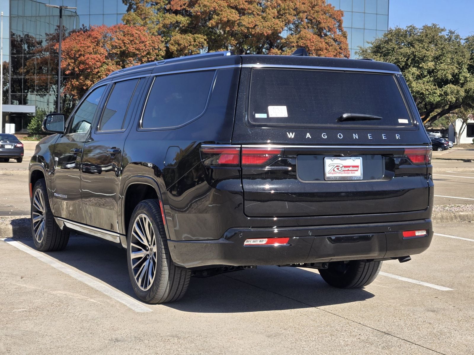 New 2025 Diamond Black Crystal Pearlcoat Jeep L LIMITED 4X4 image 6