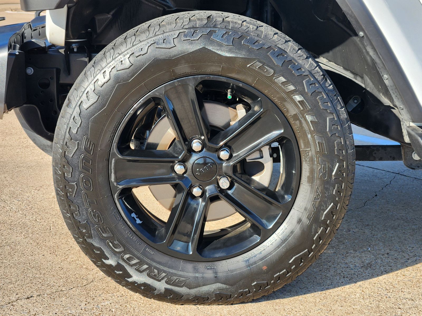 Used 2022 Bright White Jeep Unlimited Sahara image 19
