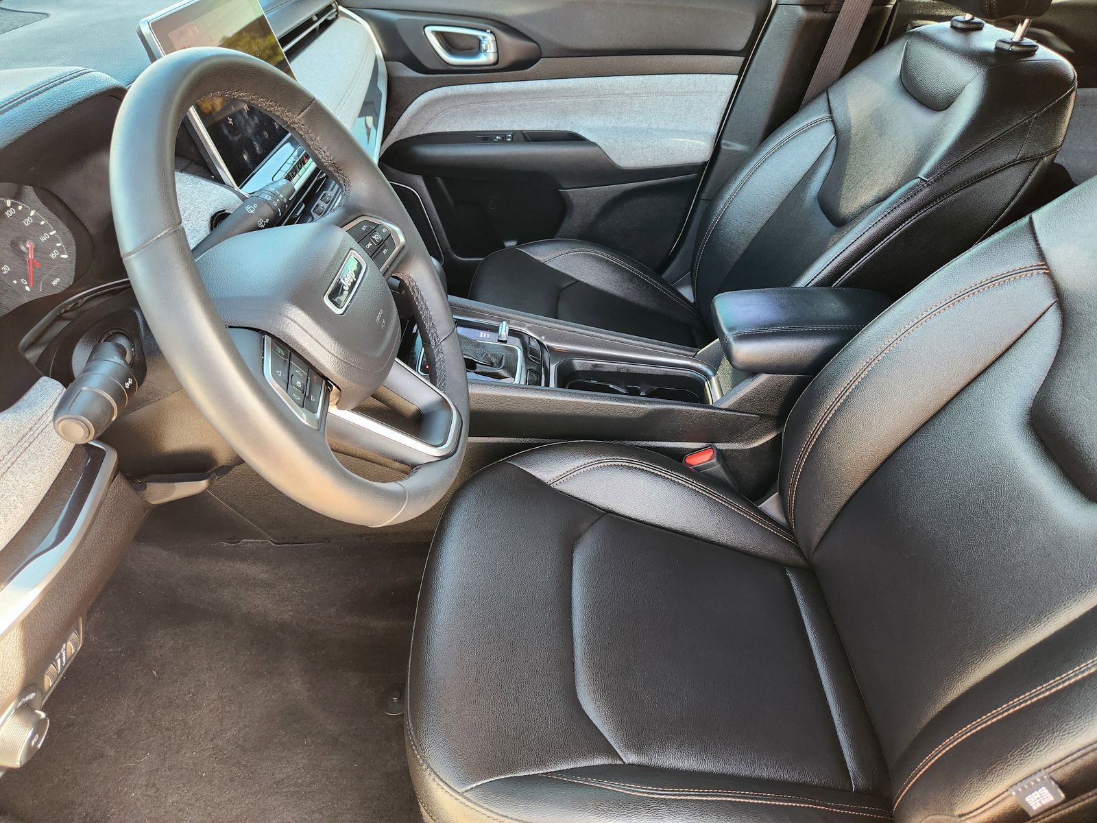 Used 2024 Bright White Jeep Latitude Lux image 23