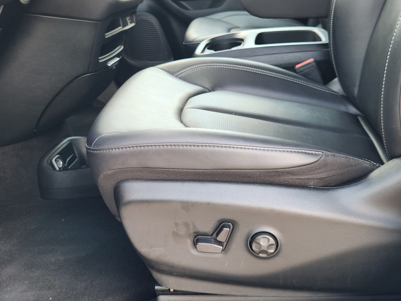 Used 2026 Bright White Chrysler Select image 33