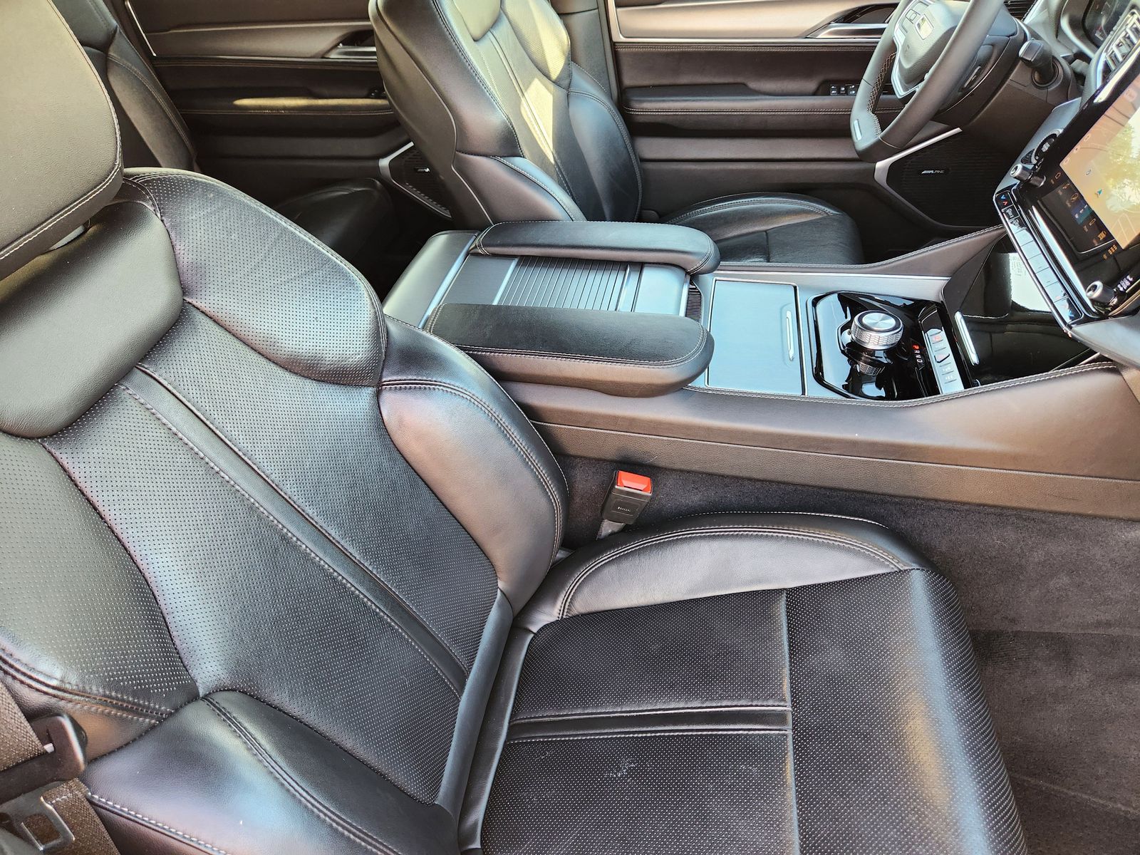 Used 2023 Diamond Black Crystal Pearlcoat Jeep Base image 22