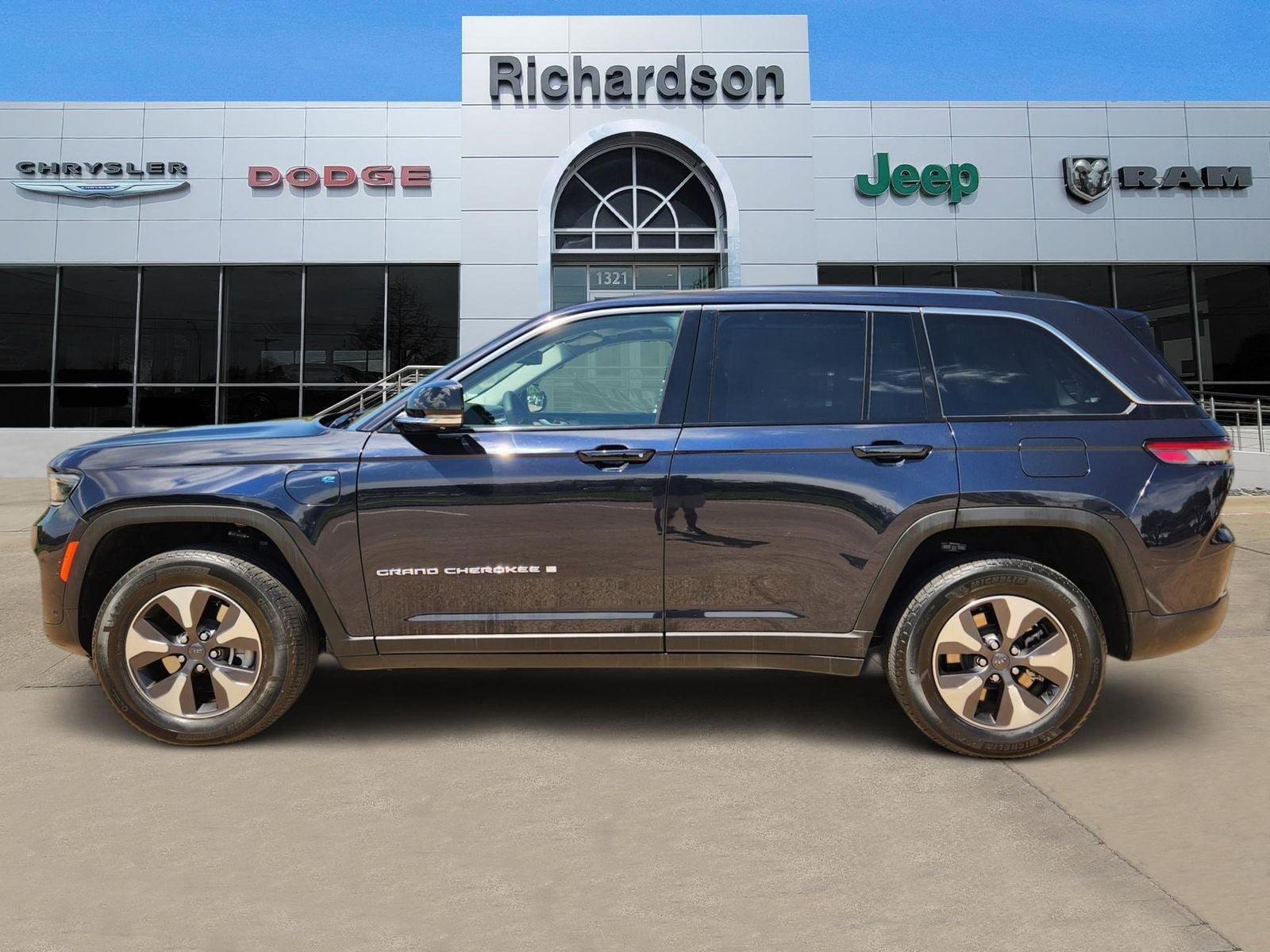 Used 2023 Midnight Sky Jeep Base image 3