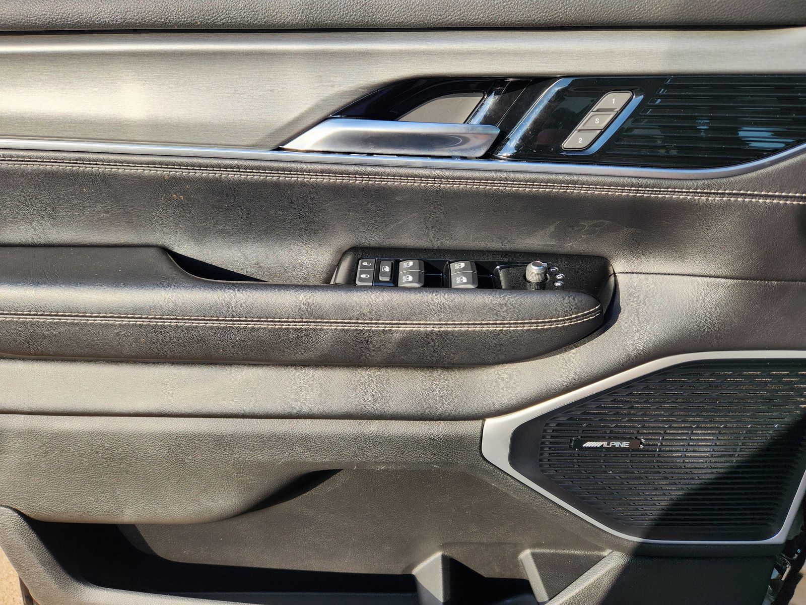 Used 2023 Diamond Black Crystal Pearlcoat Jeep Base image 29