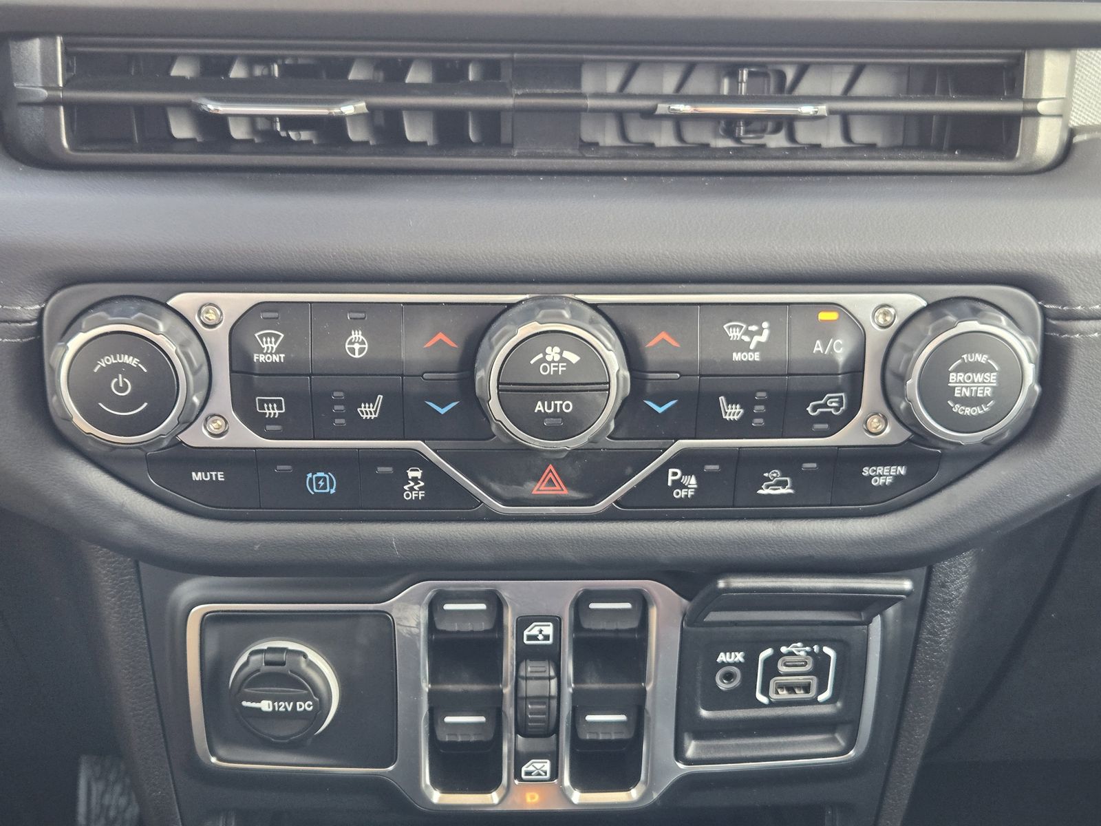 Used 2025 Granite Crystal Jeep Sahara image 24