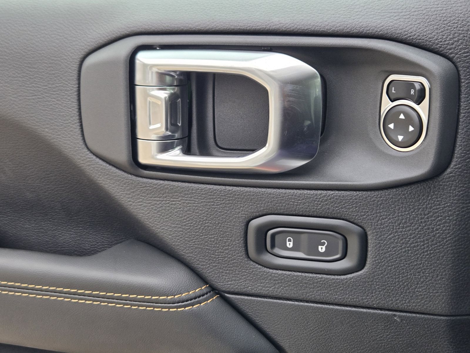 New 2026 Bright White Jeep 4-DOOR SAHARA image 24