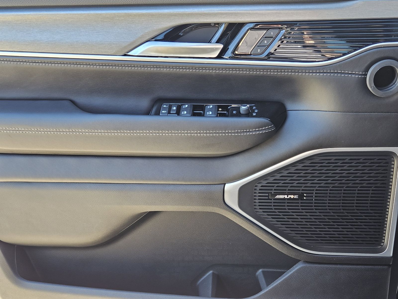 New 2025 Baltic Gray Jeep LIMITED 4X4 image 23