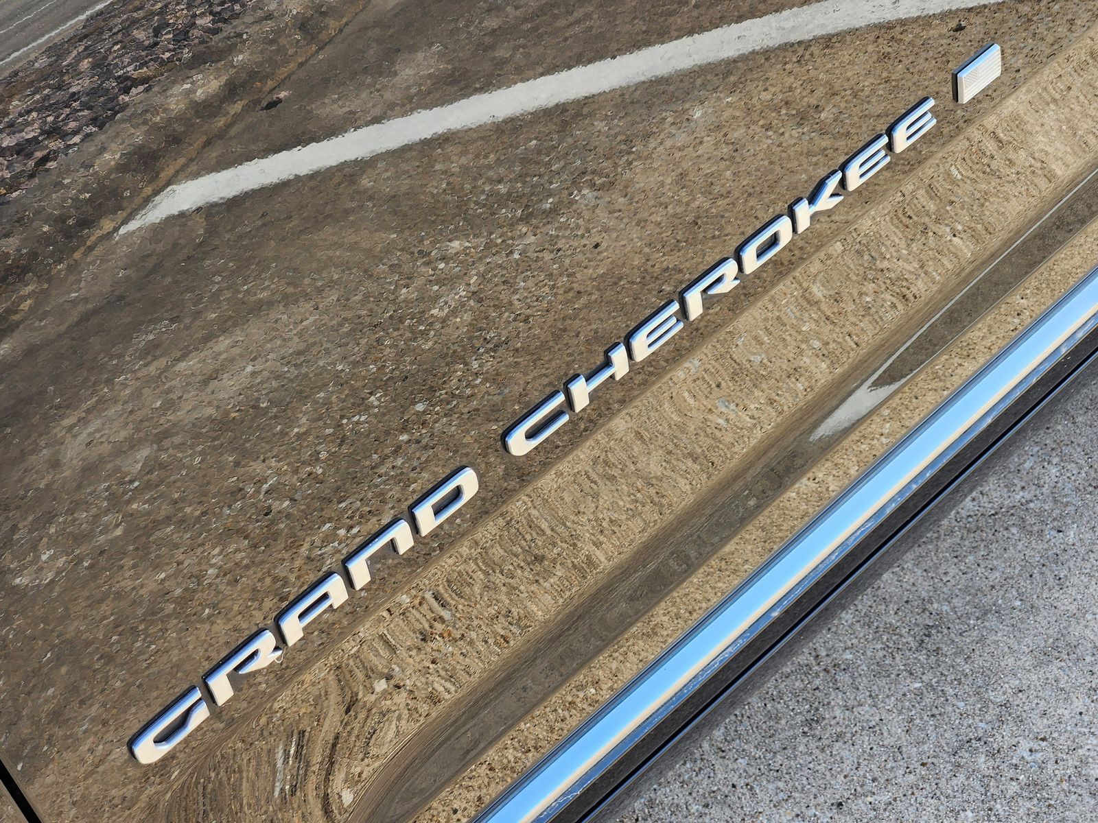 Certified Used 2023 Rocky Mountain Pearlcoat Jeep Summit image 18