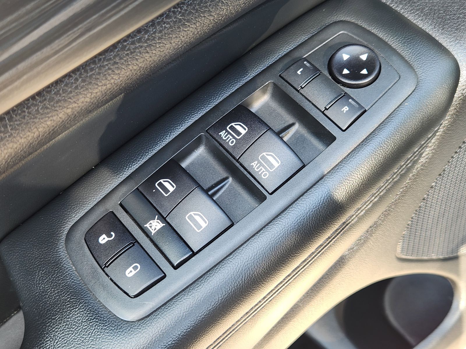 Used 2020 Sting-Gray Clearcoat Jeep Laredo image 32