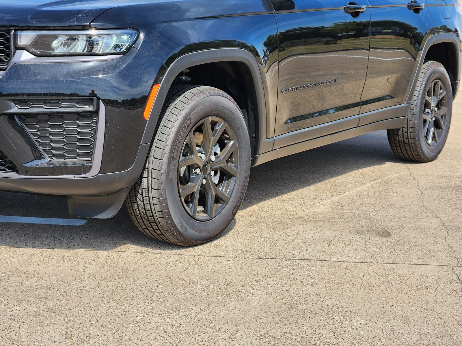 New 2026 Diamond Black Crystal Pearlcoat Jeep LAREDO ALTITUDE 4X2 image 11