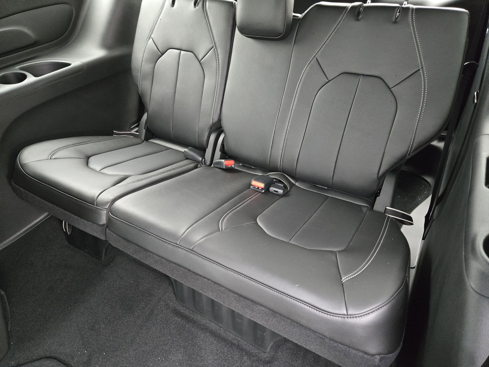 New 2026 Diamond Black Crystal Pearlcoat Chrysler SELECT AWD image 30