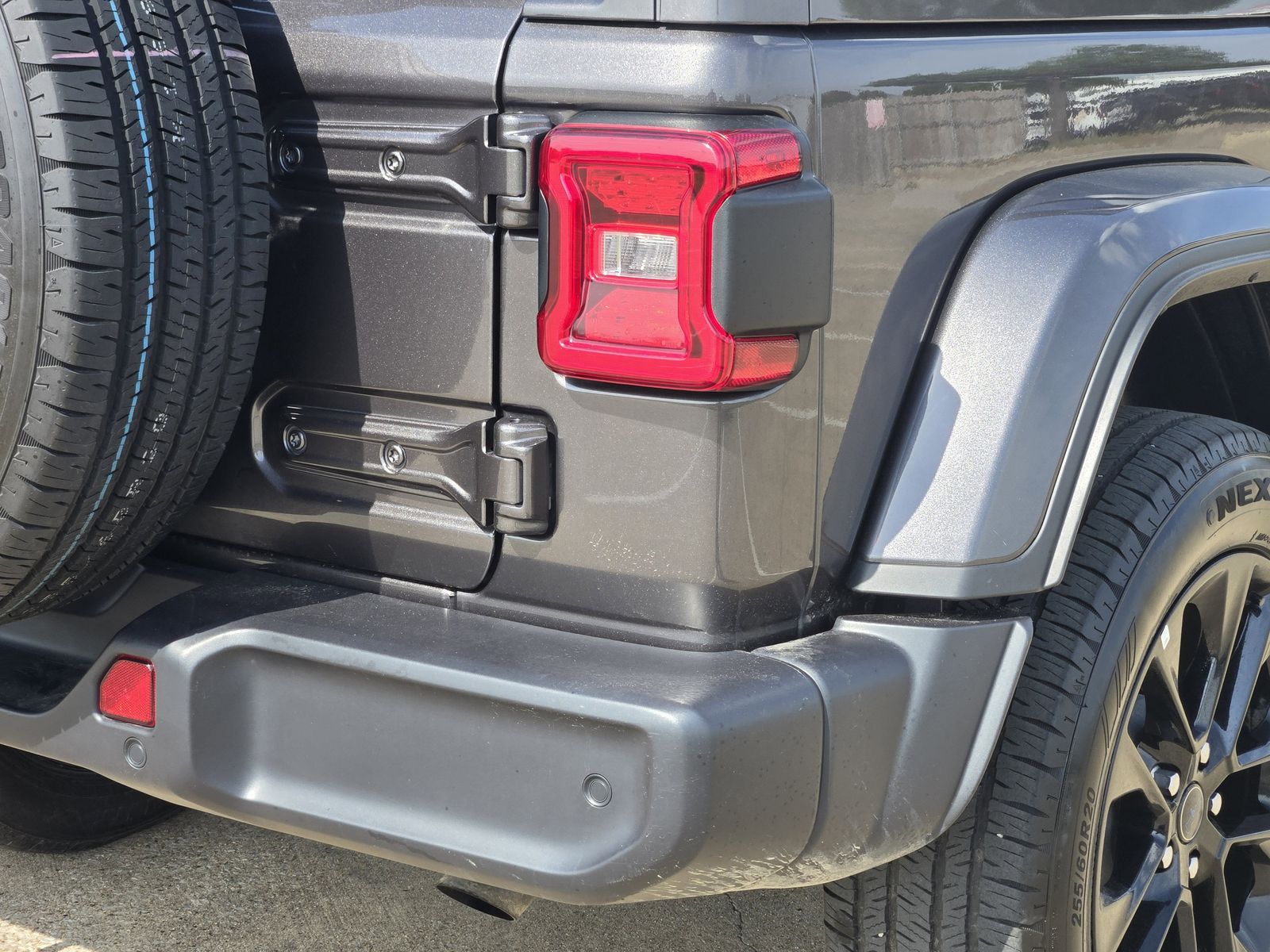 Used 2025 Granite Crystal Jeep Sahara image 14