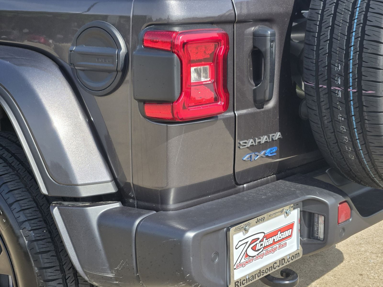 Used 2025 Granite Crystal Jeep Sahara image 15