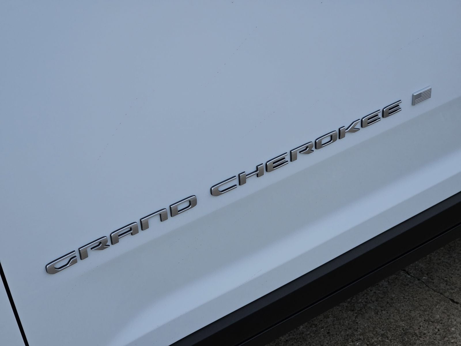 New 2025 Bright White Jeep L LIMITED 4X2 image 11