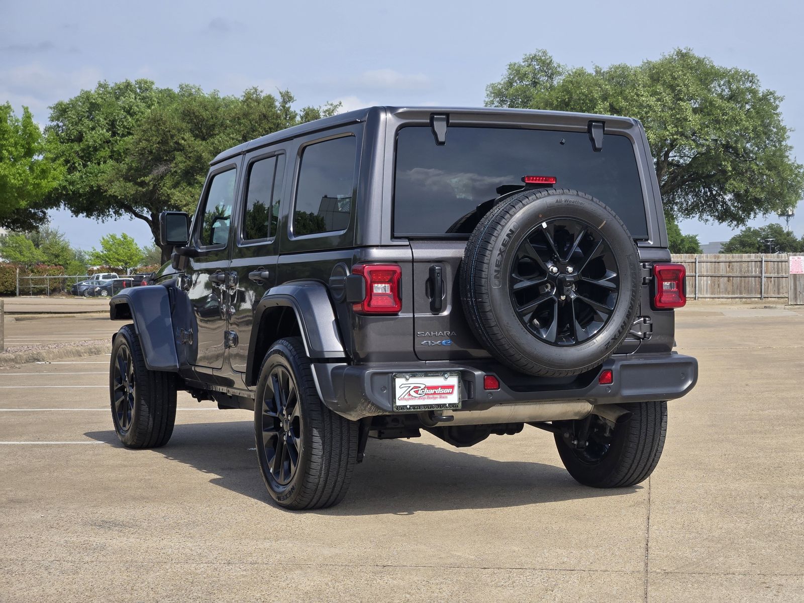 Used 2025 Granite Crystal Jeep Sahara image 5