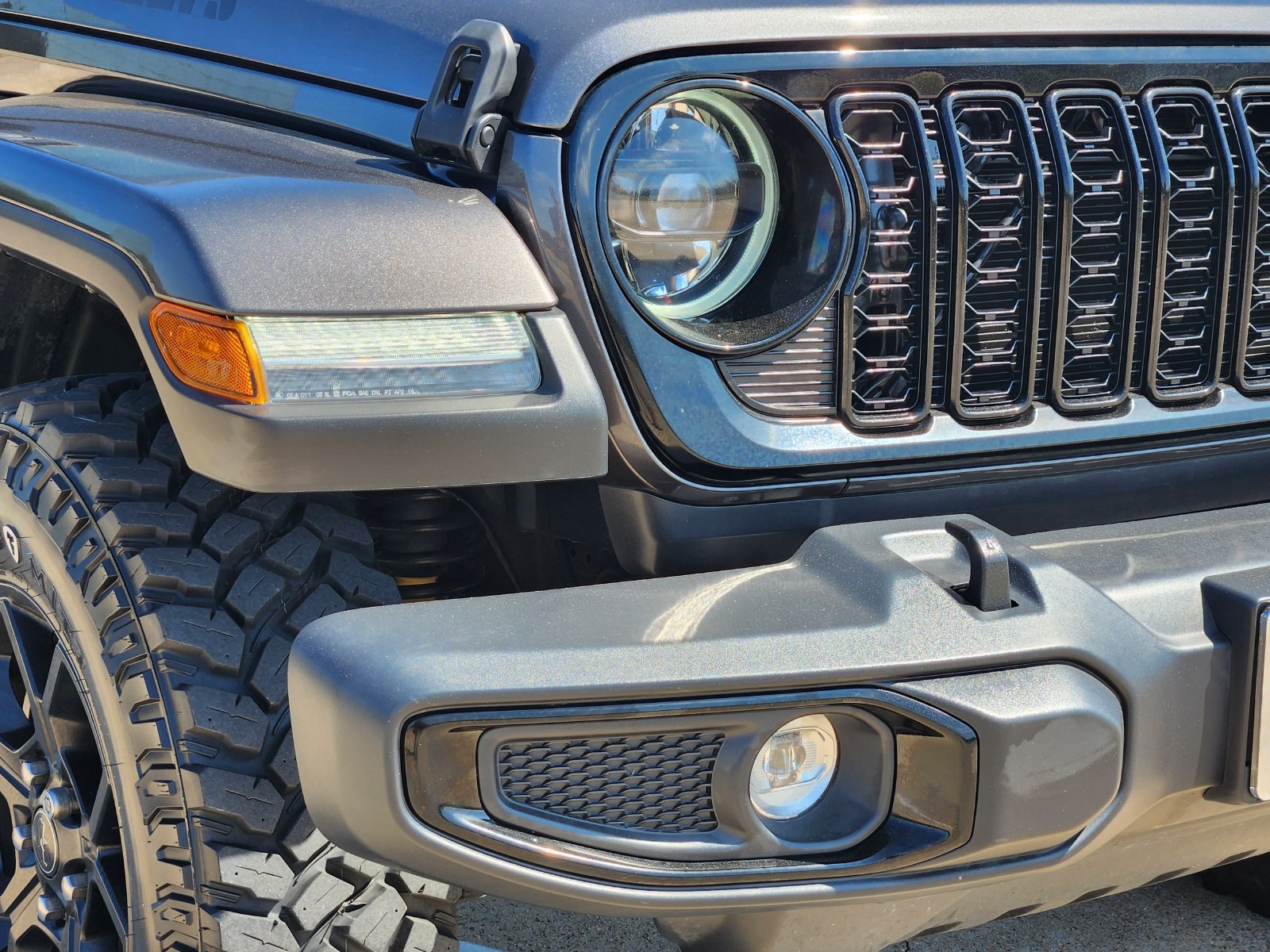 Used 2025 Granite Crystal Jeep Sport image 9