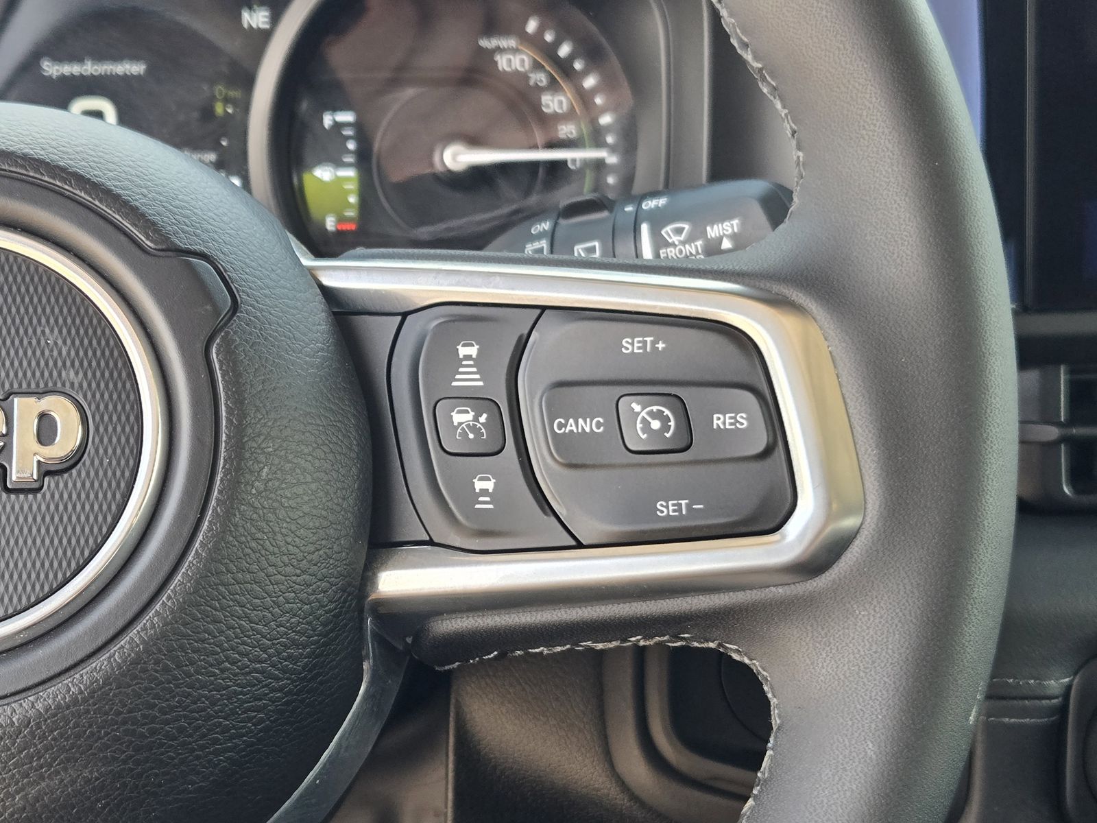 Used 2025 Granite Crystal Jeep Sahara image 36