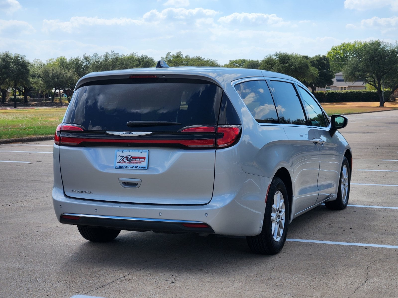 Used 2023 Silver Mist Chrysler Touring L image 6