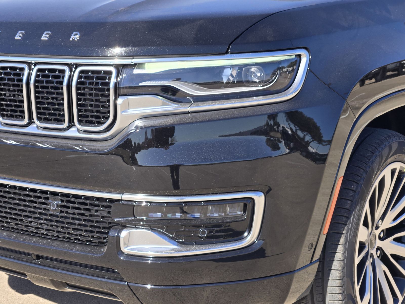 New 2025 Diamond Black Crystal Pearlcoat Jeep L LIMITED 4X4 image 8