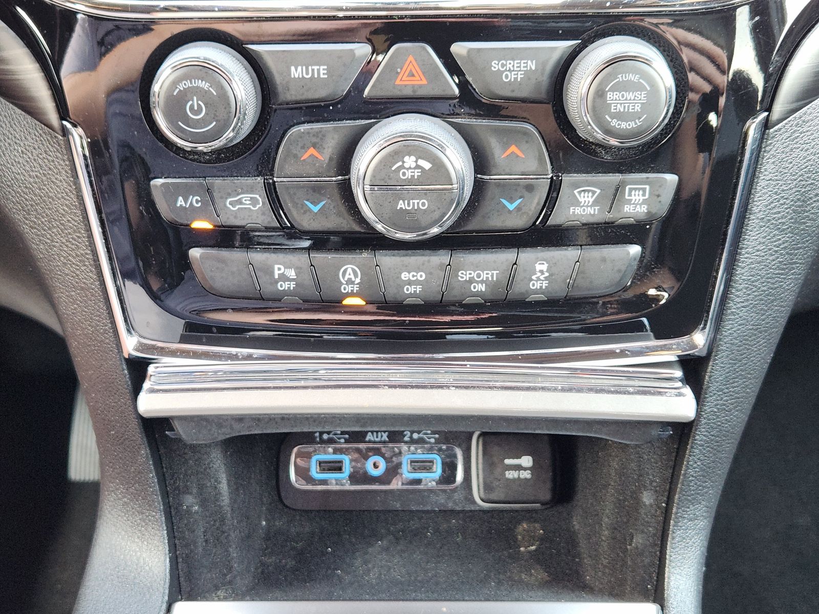 Used 2020 Sting-Gray Clearcoat Jeep Laredo image 27