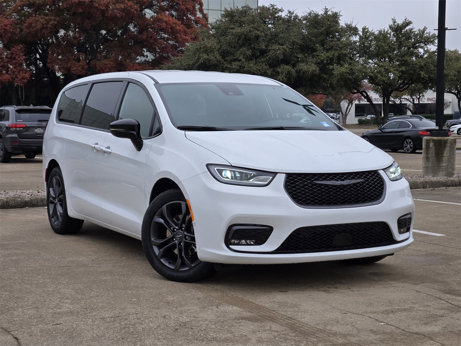 2026 Chrysler Pacifica Select's photo