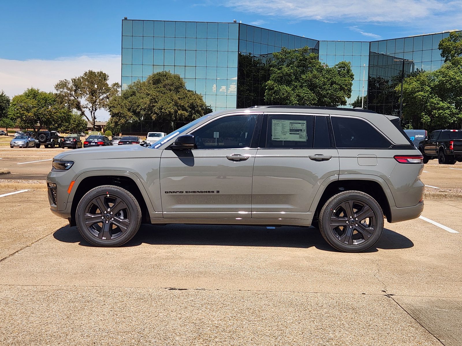 New 2027 Sting-Gray Jeep Limited Reserve image 3