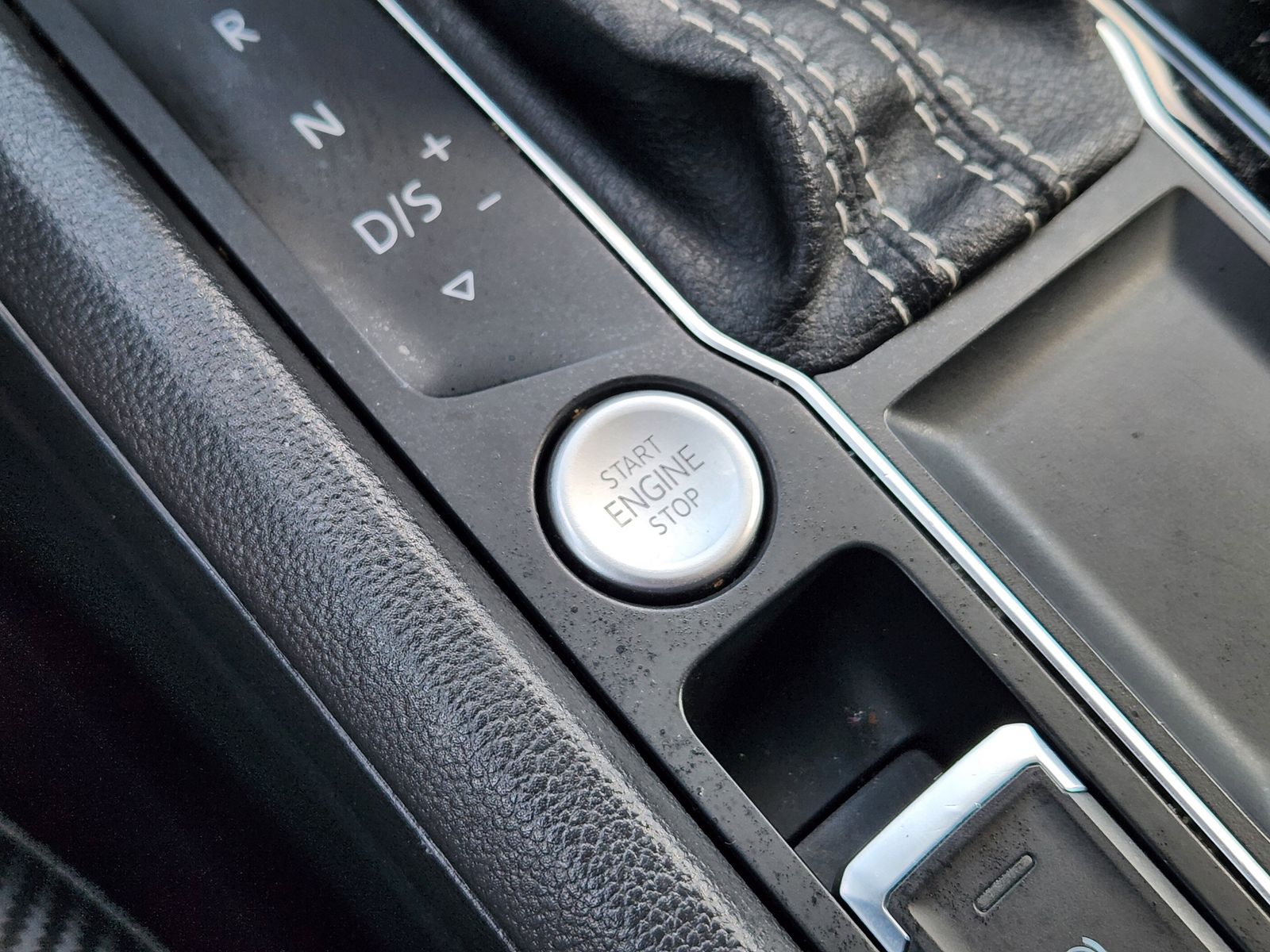 Used 2022 Pure White Volkswagen 2.0T SE w/Technology image 29