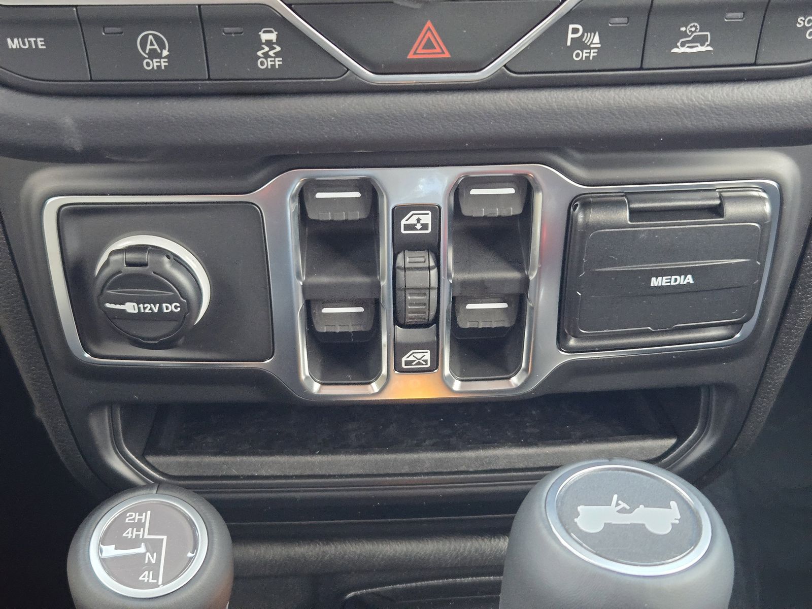 New 2026 Granite Crystal Jeep 4-DOOR SAHARA image 20