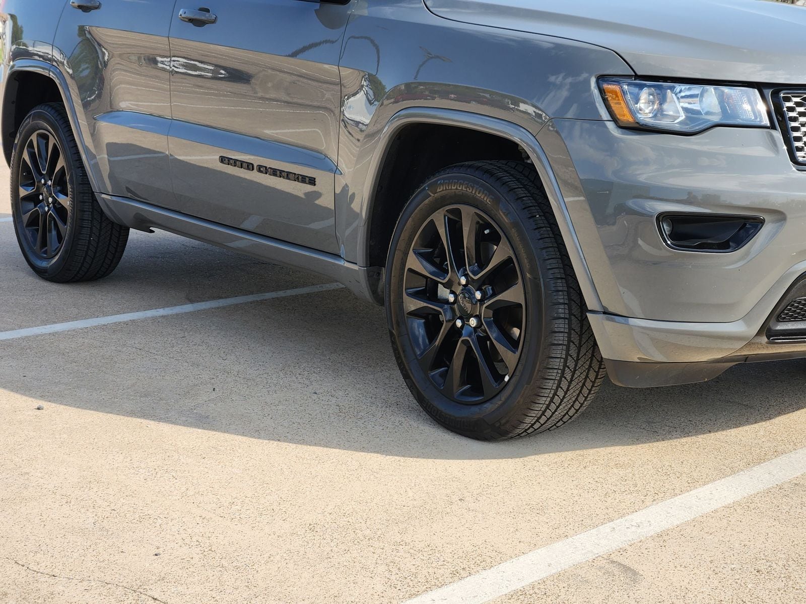 Used 2020 Sting-Gray Clearcoat Jeep Laredo image 11