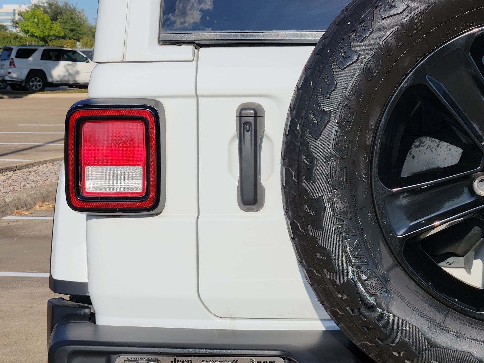 Used 2022 Bright White Jeep Unlimited Sahara image 15