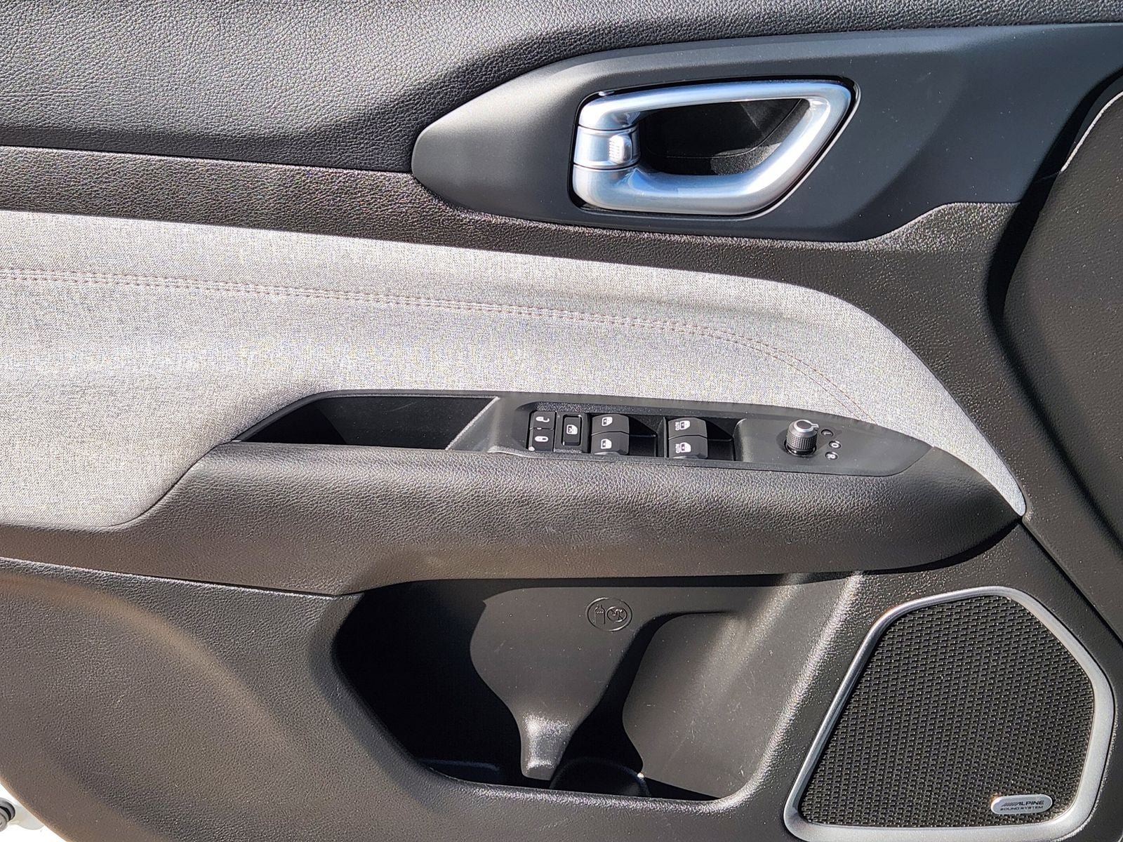 Used 2024 Bright White Jeep Latitude Lux image 32