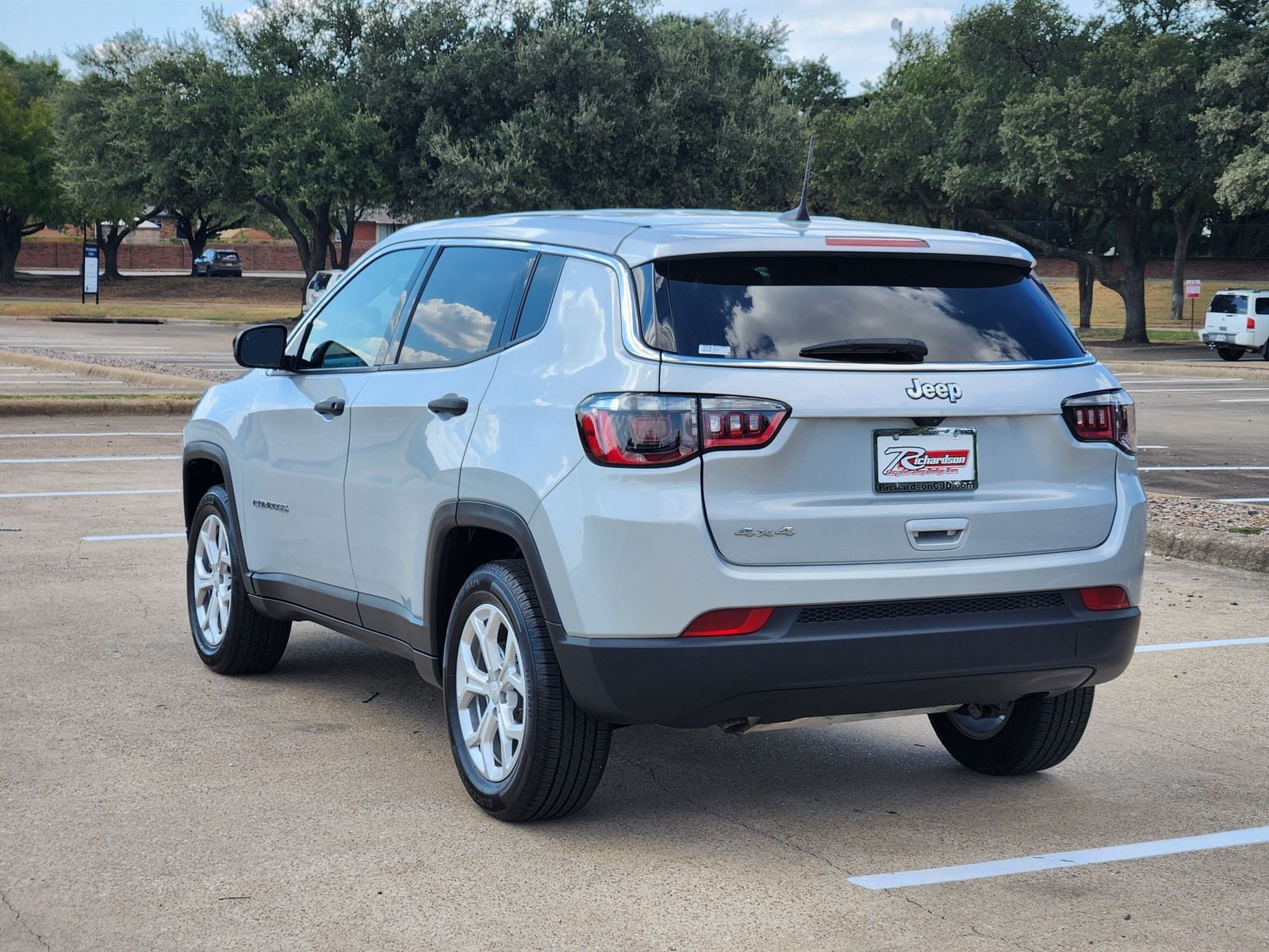 Used 2024 Silver Zynith Jeep Sport image 4