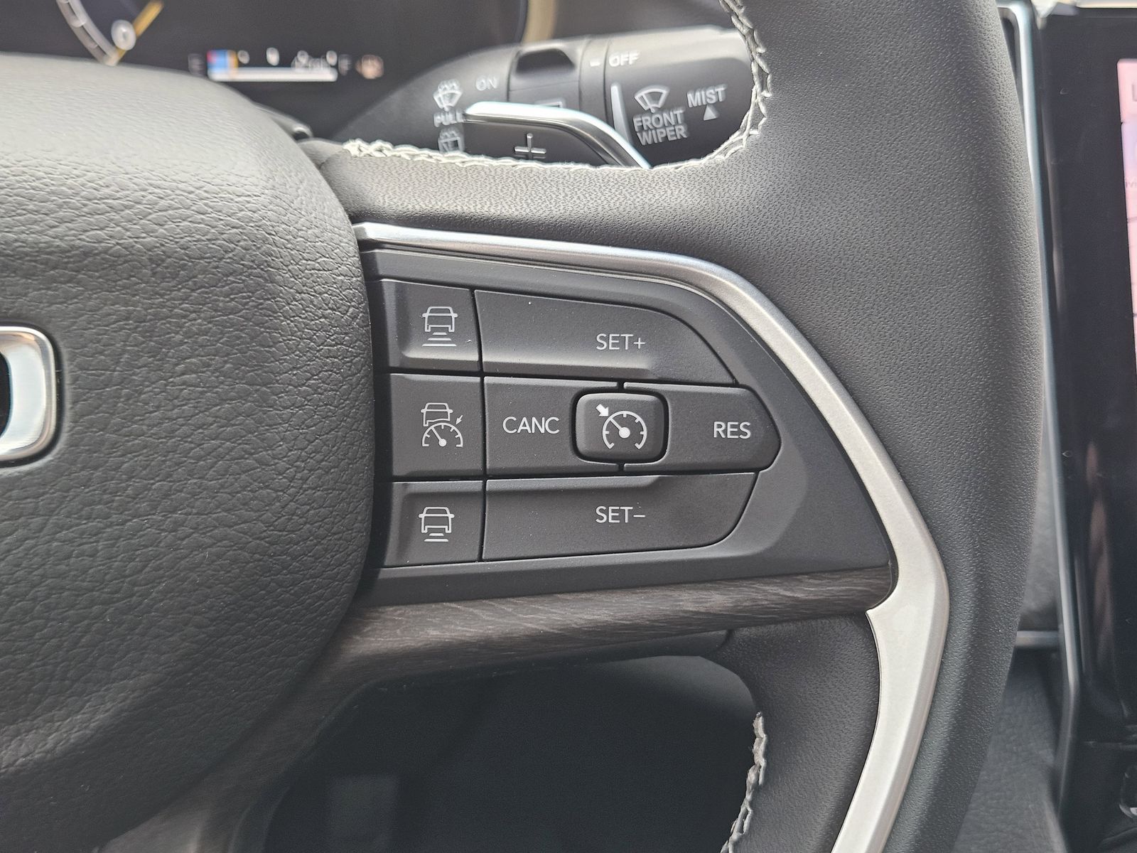 New 2025 Bright White Jeep L LIMITED 4X2 image 30