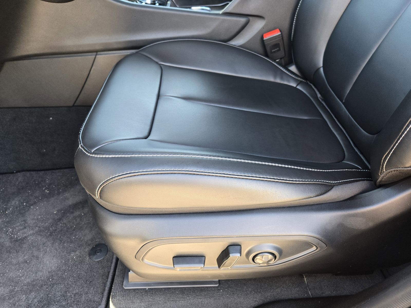 New 2025 Diamond Black Crystal Pearlcoat Jeep L LIMITED 4X4 image 24