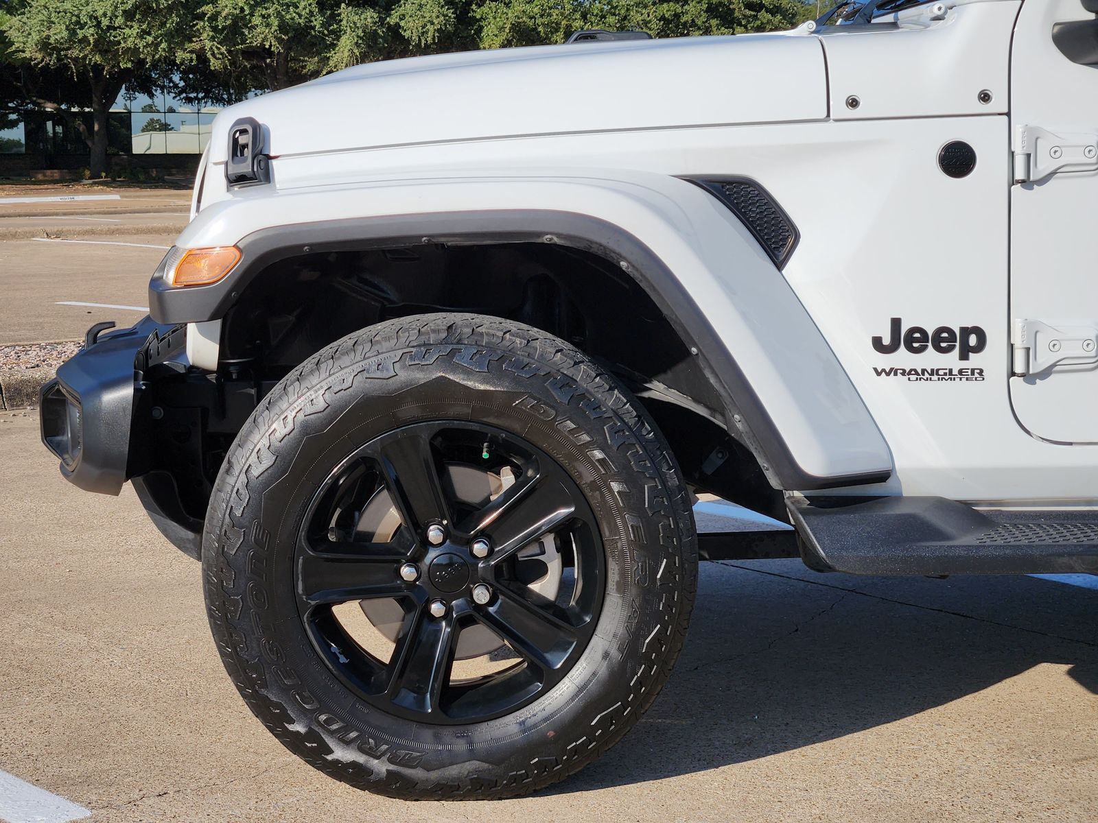 Used 2022 Bright White Jeep Unlimited Sahara image 8