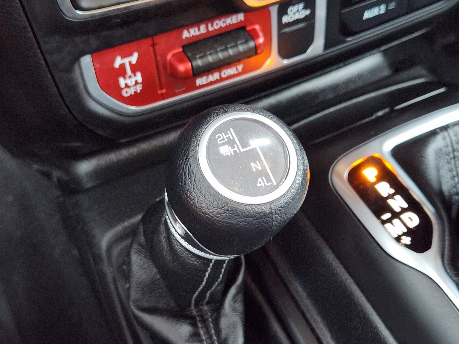 Used 2025 Granite Crystal Jeep Sport image 29