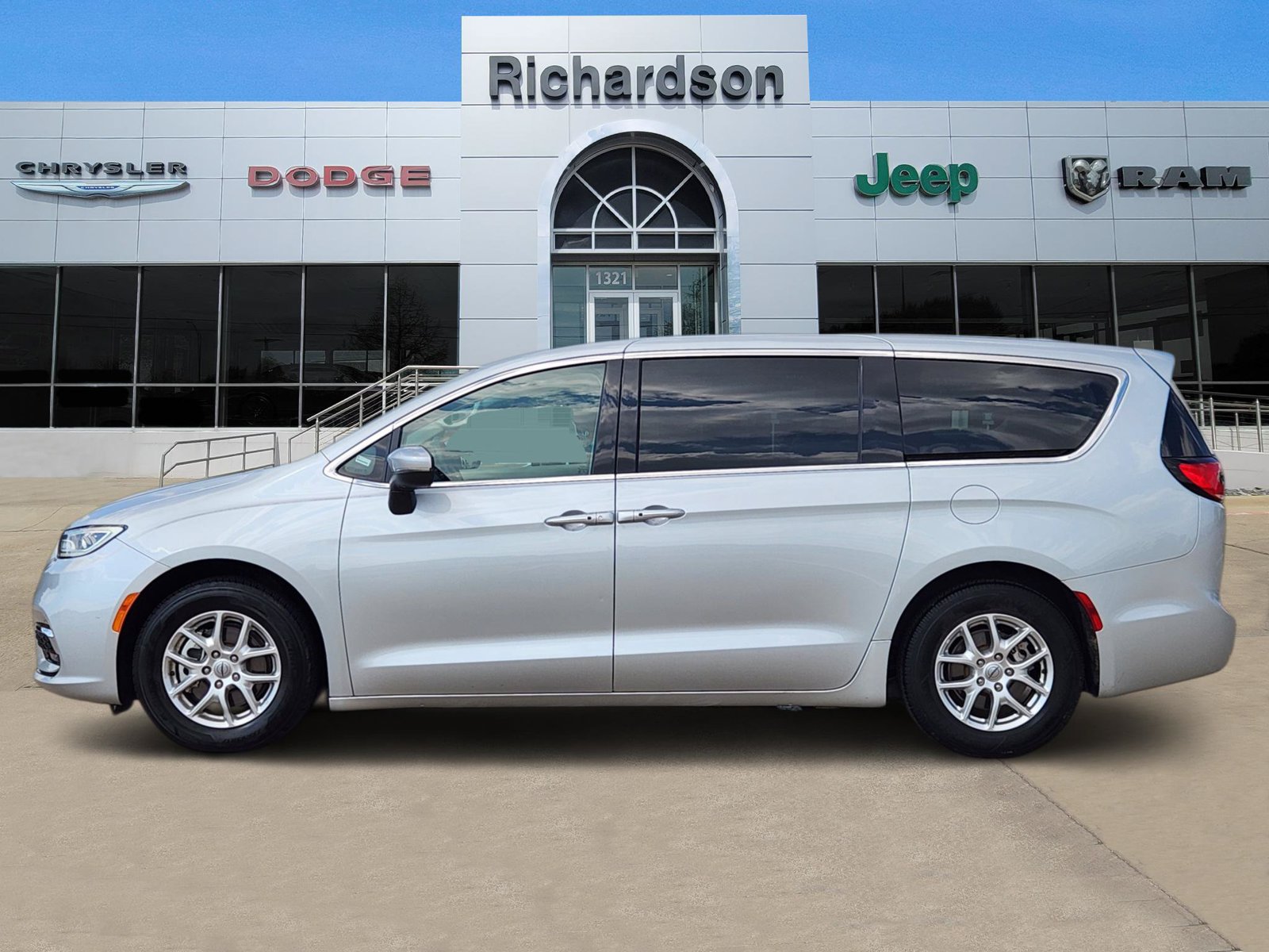 Used 2023 Silver Mist Chrysler Touring L image 3