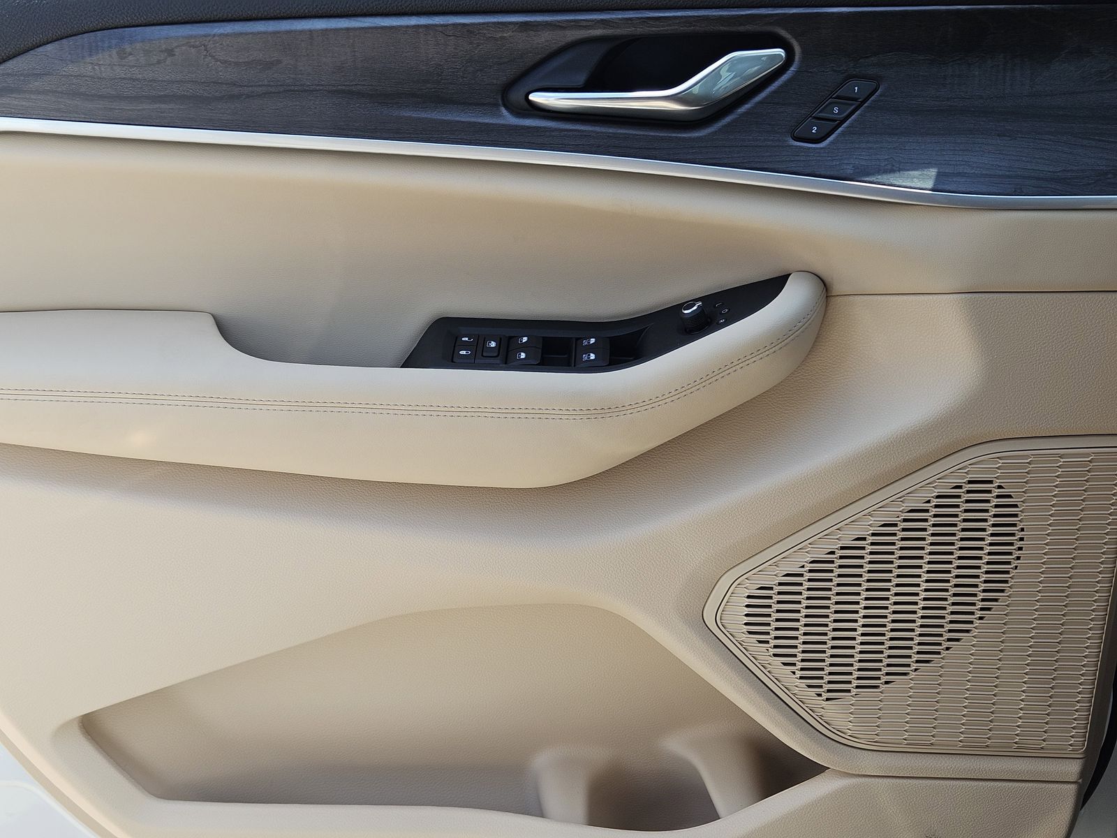 New 2025 Bright White Jeep L LIMITED 4X4 image 24