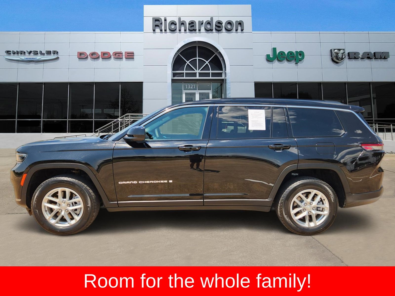 Used 2025 Diamond Black Crystal Pearlcoat Jeep Laredo image 3