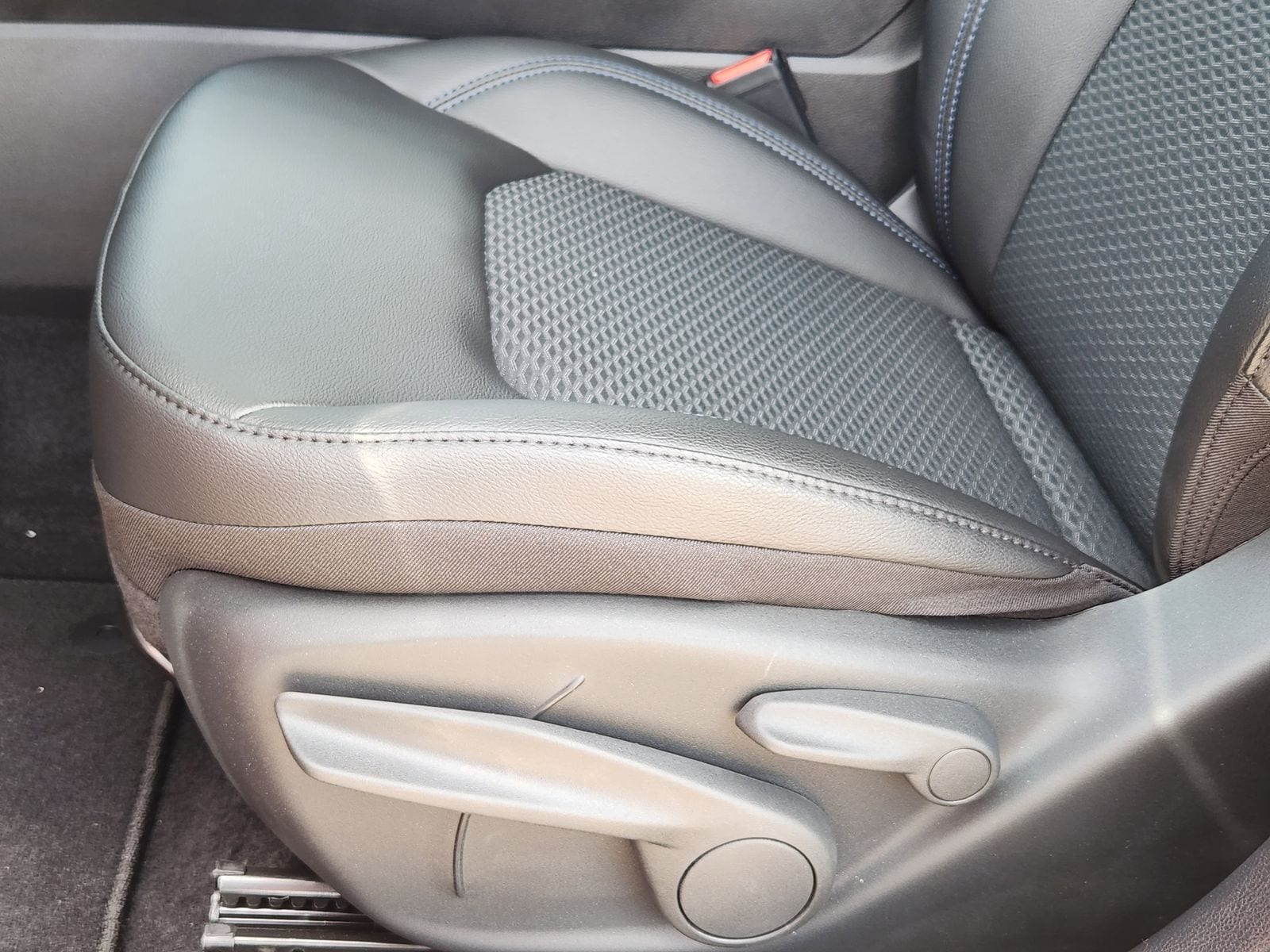 New 2026 Red Hot Pearlcoat Jeep LATITUDE ALTITUDE 4X4 image 33