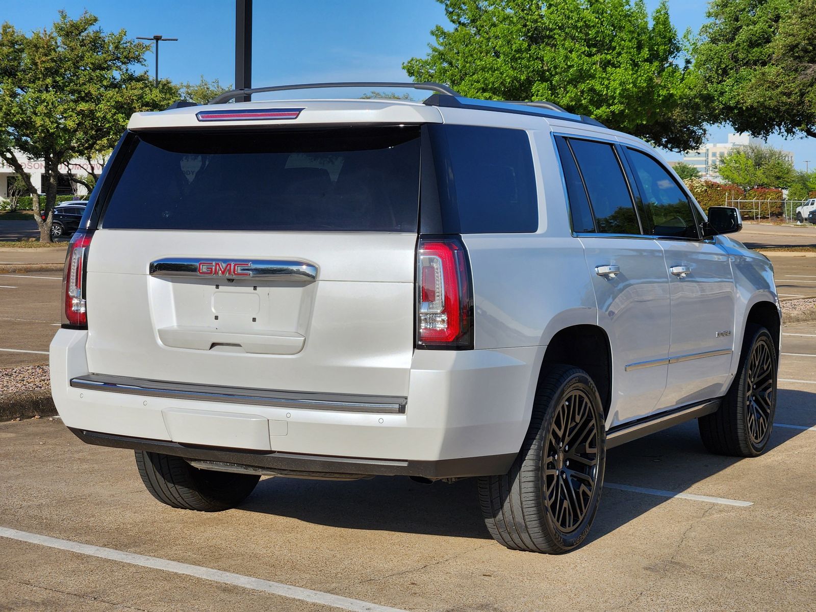 Used 2019 White Frost Tricoat GMC Denali image 6