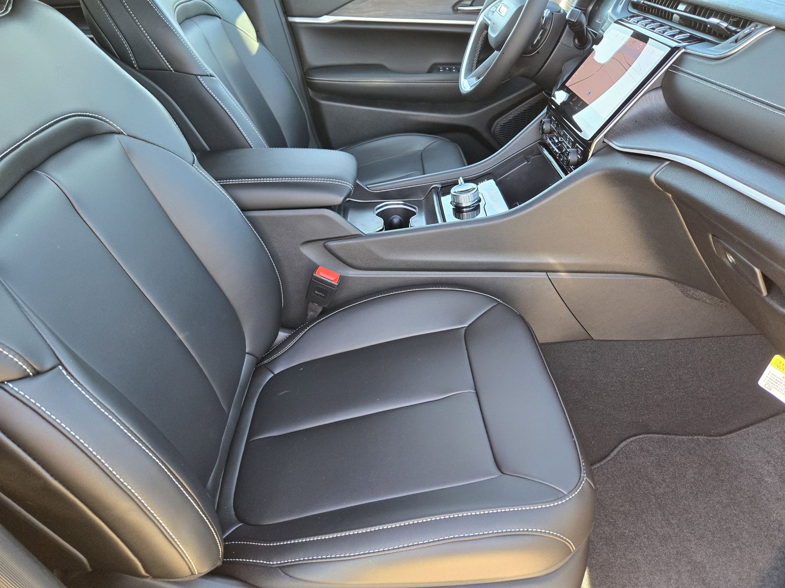 New 2025 Diamond Black Crystal Pearlcoat Jeep L LIMITED 4X4 image 14